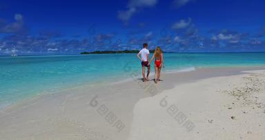 美丽的夫妇度蜜月假期生活梦想海滩清洁白色沙子背景
